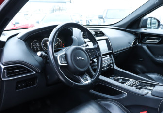 Подержанный автомобиль Jaguar F-Pace 2017 года (13 фото)