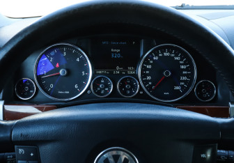 Подержанный автомобиль Volkswagen Touareg 2007 года (11 фото)