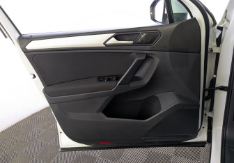 Подержанный автомобиль Volkswagen Tiguan 2021 года (17 фото)