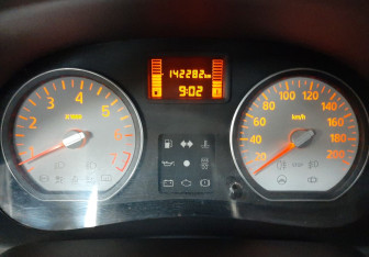 Подержанный автомобиль Renault Sandero 2010 года (11 фото)