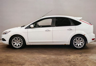 Подержанный автомобиль Ford Focus Hatchback 2010 года (8 фото)