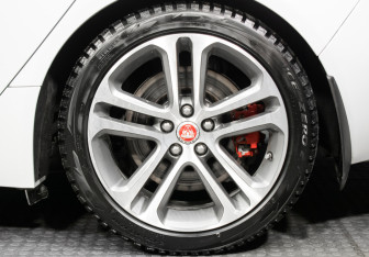 Подержанный автомобиль Jaguar XE 2016 года (23 фото)