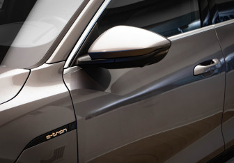 Подержанный автомобиль Audi e-tron 2021 года (40 фото)