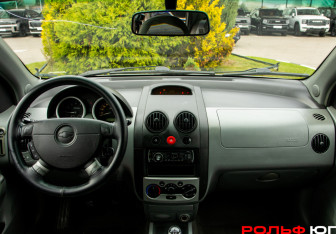 Подержанный автомобиль Chevrolet Aveo Sedan 2005 года (10 фото)