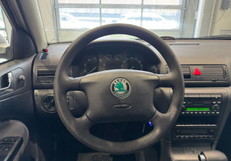 Подержанный автомобиль Skoda Octavia Liftback 2007 года (14 фото)