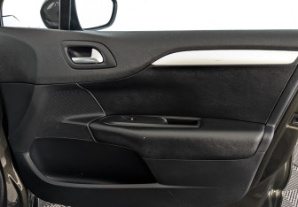 Подержанный автомобиль Citroen C4 Sedan 2017 года (25 фото)