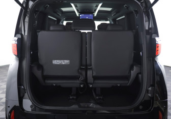 Подержанный автомобиль Toyota Alphard 2023 года (9 фото)
