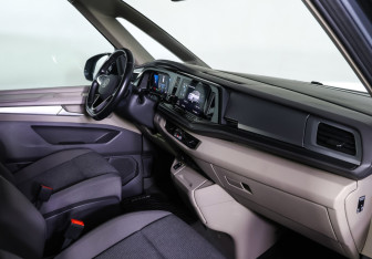 Подержанный автомобиль Volkswagen Multivan 2022 года (11 фото)