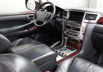 Подержанный автомобиль Lexus LX 2014 года (10 фото)