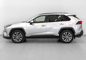 Подержанный автомобиль Toyota RAV4 2021 года (8 фото)