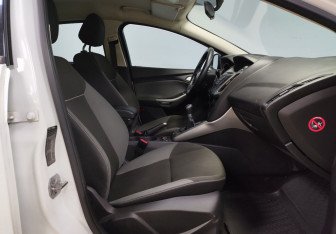 Подержанный автомобиль Ford Focus Hatchback 2011 года (10 фото)