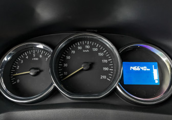 Подержанный автомобиль Renault Logan Sedan 2016 года (16 фото)