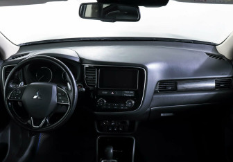 Подержанный автомобиль Mitsubishi Outlander 2018 года (11 фото)