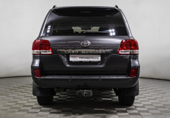 Подержанный автомобиль Toyota Land Cruiser Suv 2010 года (6 фото)