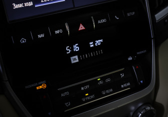 Подержанный автомобиль Toyota Land Cruiser Suv 2016 года (18 фото)