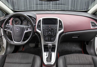 Подержанный автомобиль Opel Astra Hatchback 2013 года (14 фото)