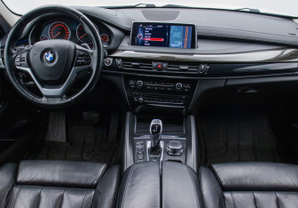 Подержанный автомобиль BMW X6 2015 года (13 фото)