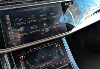 Подержанный автомобиль Audi Q8 2021 года (15 фото)
