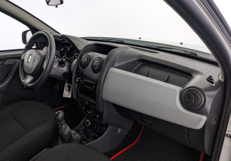 Подержанный автомобиль Renault Duster 2017 года (13 фото)