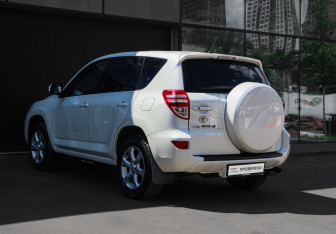 Подержанный автомобиль Toyota RAV4 2011 года (6 фото)