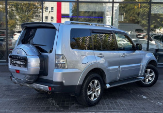 Подержанный автомобиль Mitsubishi Pajero 2008 года (8 фото)