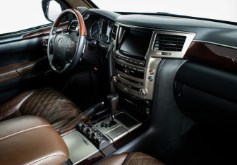 Подержанный автомобиль Lexus LX 2012 года (11 фото)