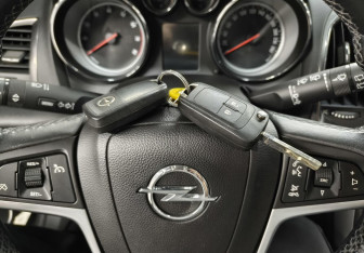 Подержанный автомобиль Opel Astra Hatchback 2011 года (15 фото)