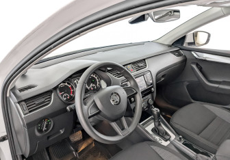 Подержанный автомобиль Skoda Octavia Liftback 2018 года (16 фото)