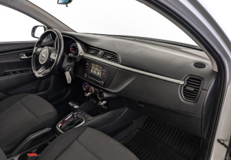 Подержанный автомобиль Kia Rio Hatchback 2021 года (11 фото)