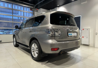 Подержанный автомобиль Nissan Patrol 2013 года (7 фото)