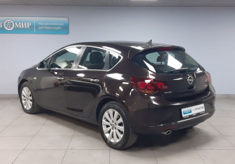 Подержанный автомобиль Opel Astra Hatchback 2013 года (7 фото)