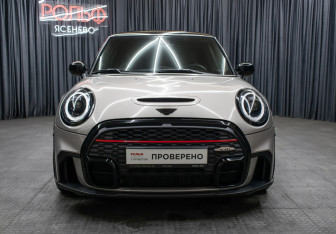 Подержанный автомобиль MINI Hatch 2021 года (2 фото)