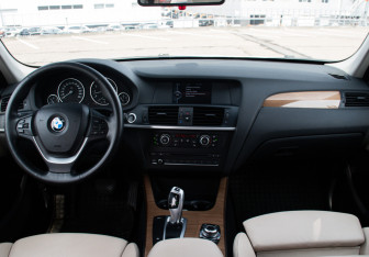 Подержанный автомобиль BMW X3 2010 года (11 фото)