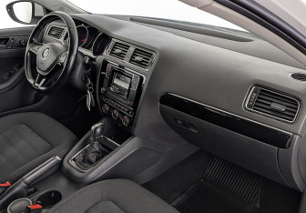 Подержанный автомобиль Volkswagen Jetta Sedan 2017 года (13 фото)