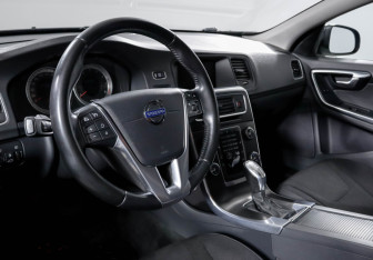 Подержанный автомобиль Volvo S60 2012 года (14 фото)