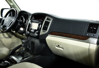 Подержанный автомобиль Mitsubishi Pajero 2015 года (9 фото)