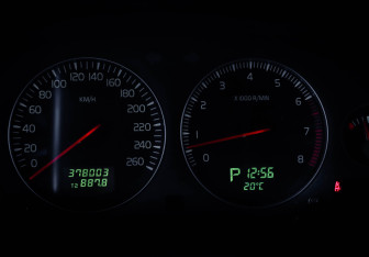 Подержанный автомобиль Volvo S60 2006 года (11 фото)