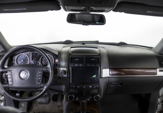 Подержанный автомобиль Volkswagen Touareg 2004 года (11 фото)