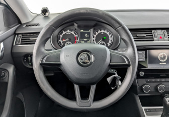 Подержанный автомобиль Skoda Octavia Liftback 2018 года (17 фото)
