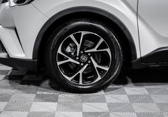 Подержанный автомобиль Toyota C-HR 2021 года (15 фото)