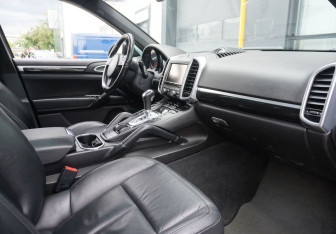 Подержанный автомобиль Porsche Cayenne 2011 года (11 фото)