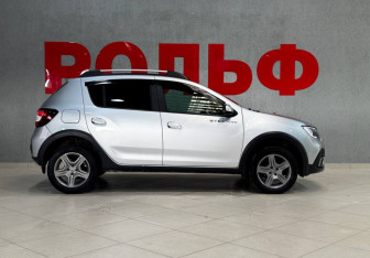 Подержанный автомобиль Renault Sandero 2021 года (4 фото)