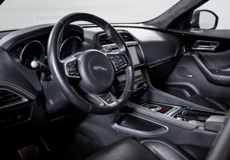 Подержанный автомобиль Jaguar F-Pace 2019 года (14 фото)