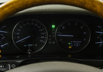 Подержанный автомобиль Lexus LX 2004 года (11 фото)