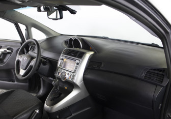 Подержанный автомобиль Toyota Verso 2012 года (12 фото)