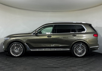 Подержанный автомобиль BMW X7 2021 года (5 фото)