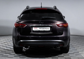 Подержанный автомобиль Infiniti QX70 2017 года (6 фото)