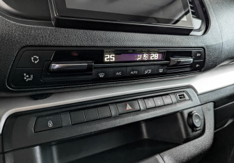 Подержанный автомобиль Peugeot Traveller 2018 года (21 фото)