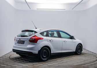 Подержанный автомобиль Ford Focus Hatchback 2011 года (5 фото)