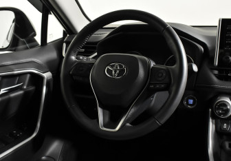 Подержанный автомобиль Toyota RAV4 2020 года (11 фото)